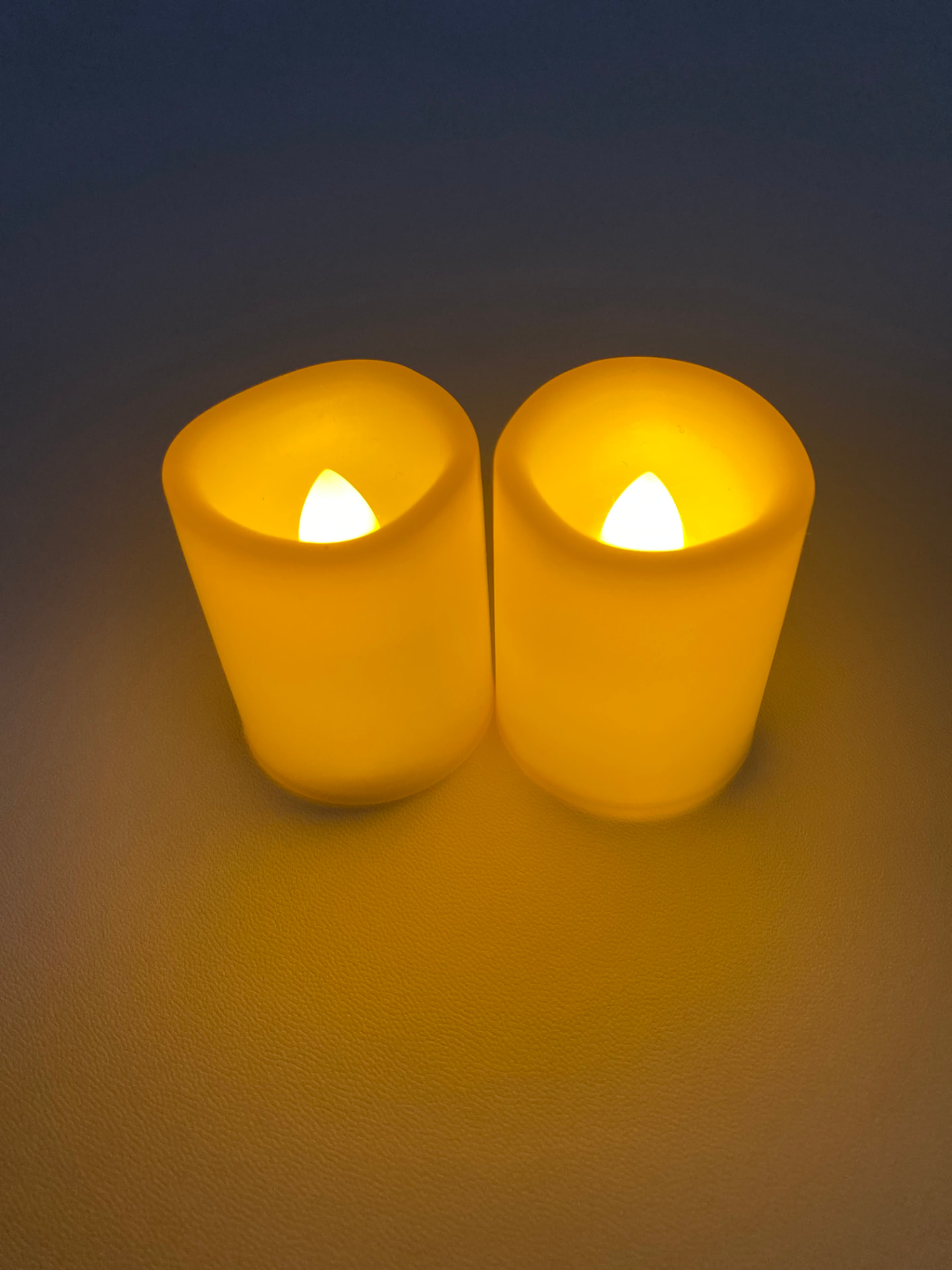 Deux bougies allumées dans une lumière tamisée