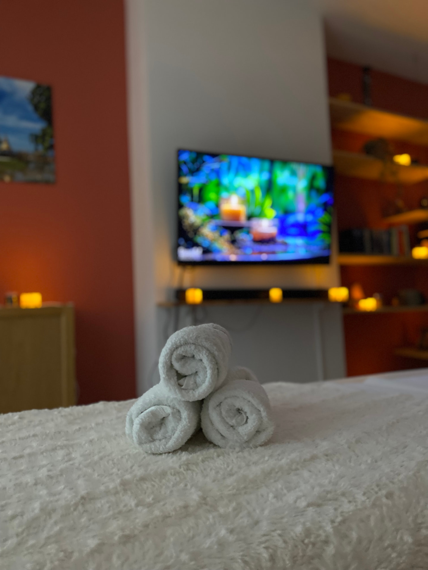 Serviettes roulées posées sur la table de massage